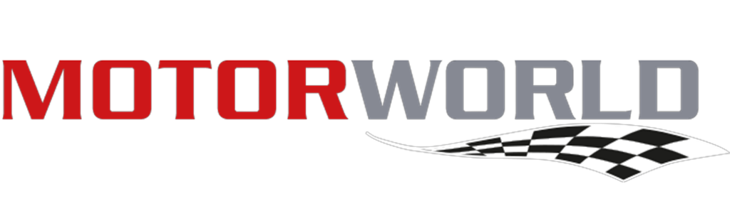 Das Wort "MOTORWORLD" in fetten Buchstaben, "MOTOR" in Rot und "WORLD" in Grau. Unter dem Wort "WORLD" ist eine schwarz-weiße karierte Flagge abgebildet.