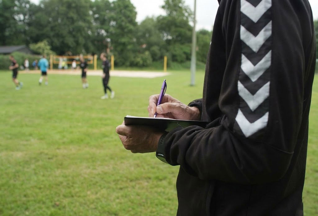 Eine Person, die auf einem Klemmbrett schreibt.